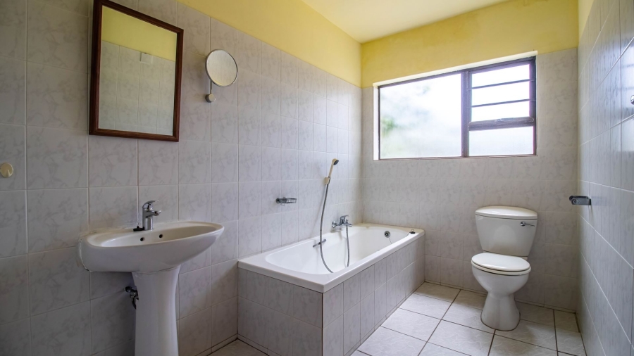 4 Bedroom Property for Sale in Cove Rock Eastern Cape